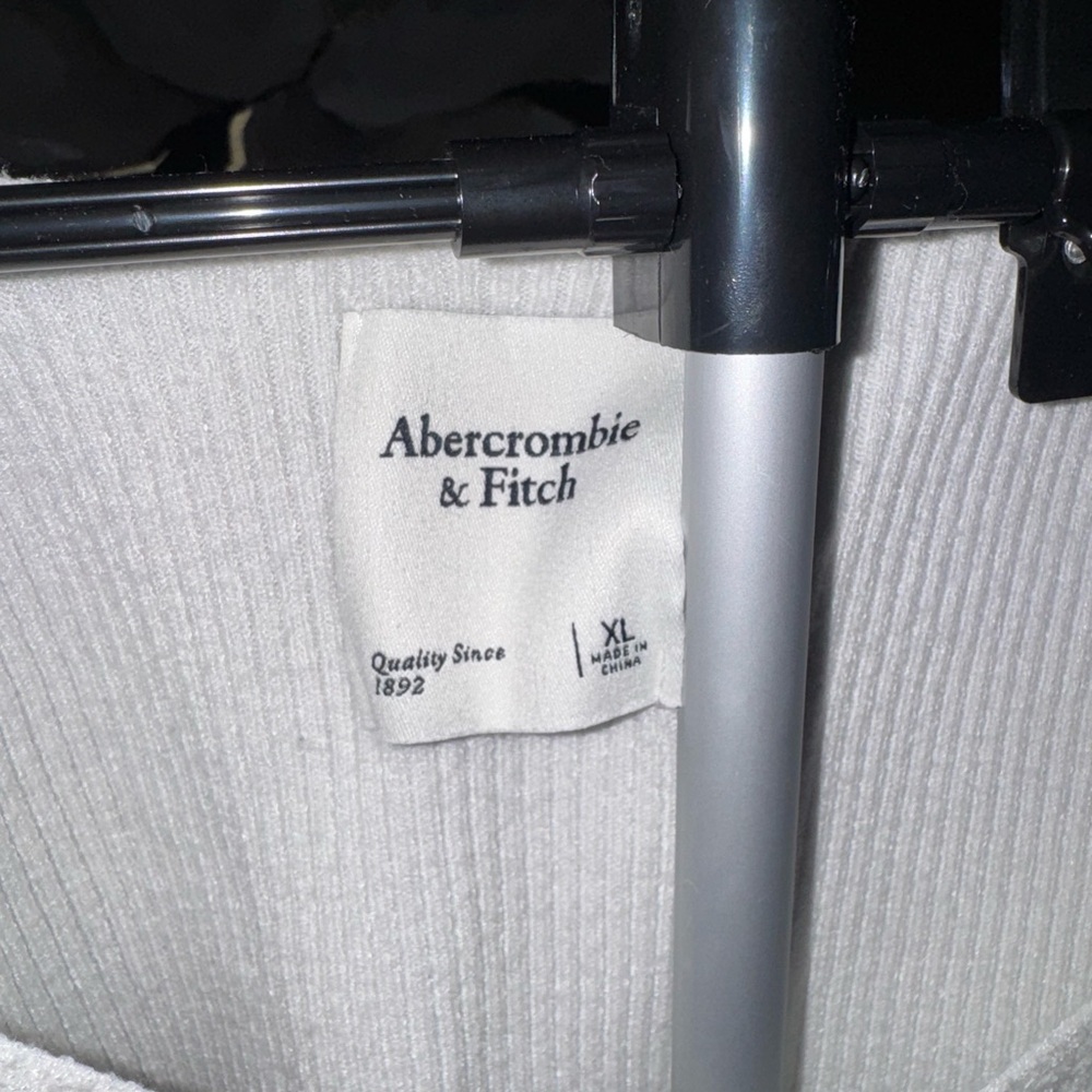 Abercrombie & Fitch Off-White V-Neck Balloon Sleeve Sweater - Picture 2 of 3